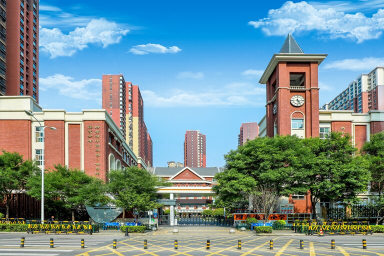 西安浐灞阳光海蓝小学校门