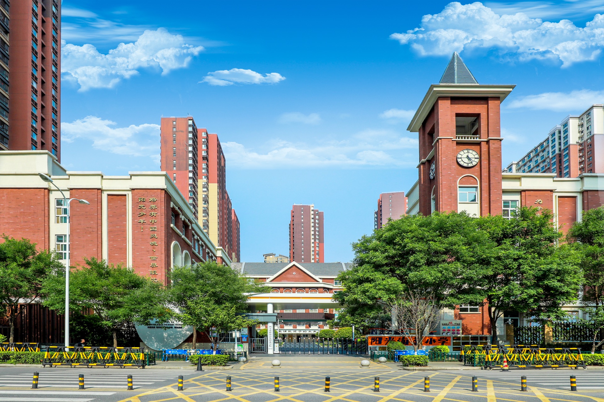 西安浐灞阳光海蓝小学校门